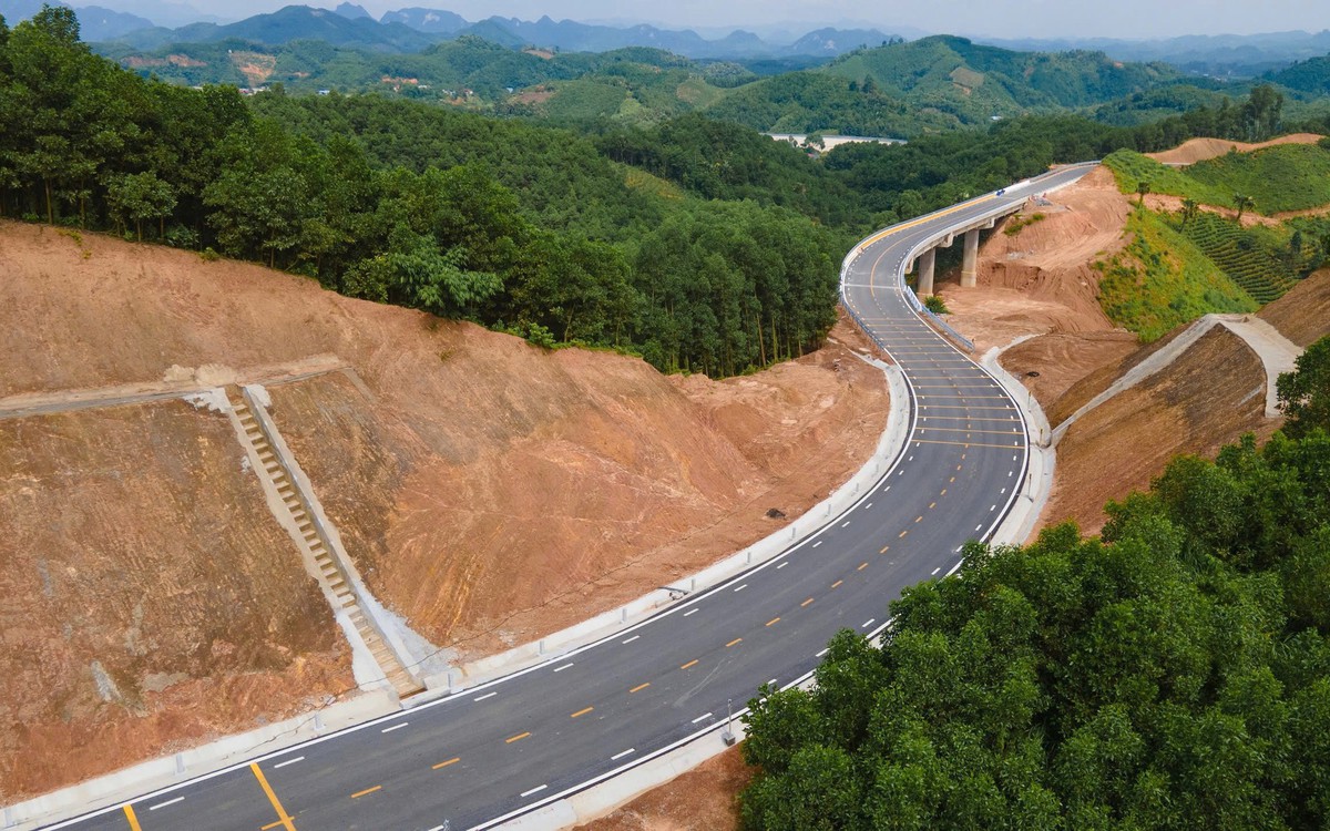 Hai dự án đường bộ tăng tốc trước mốc hoàn thành 2026
