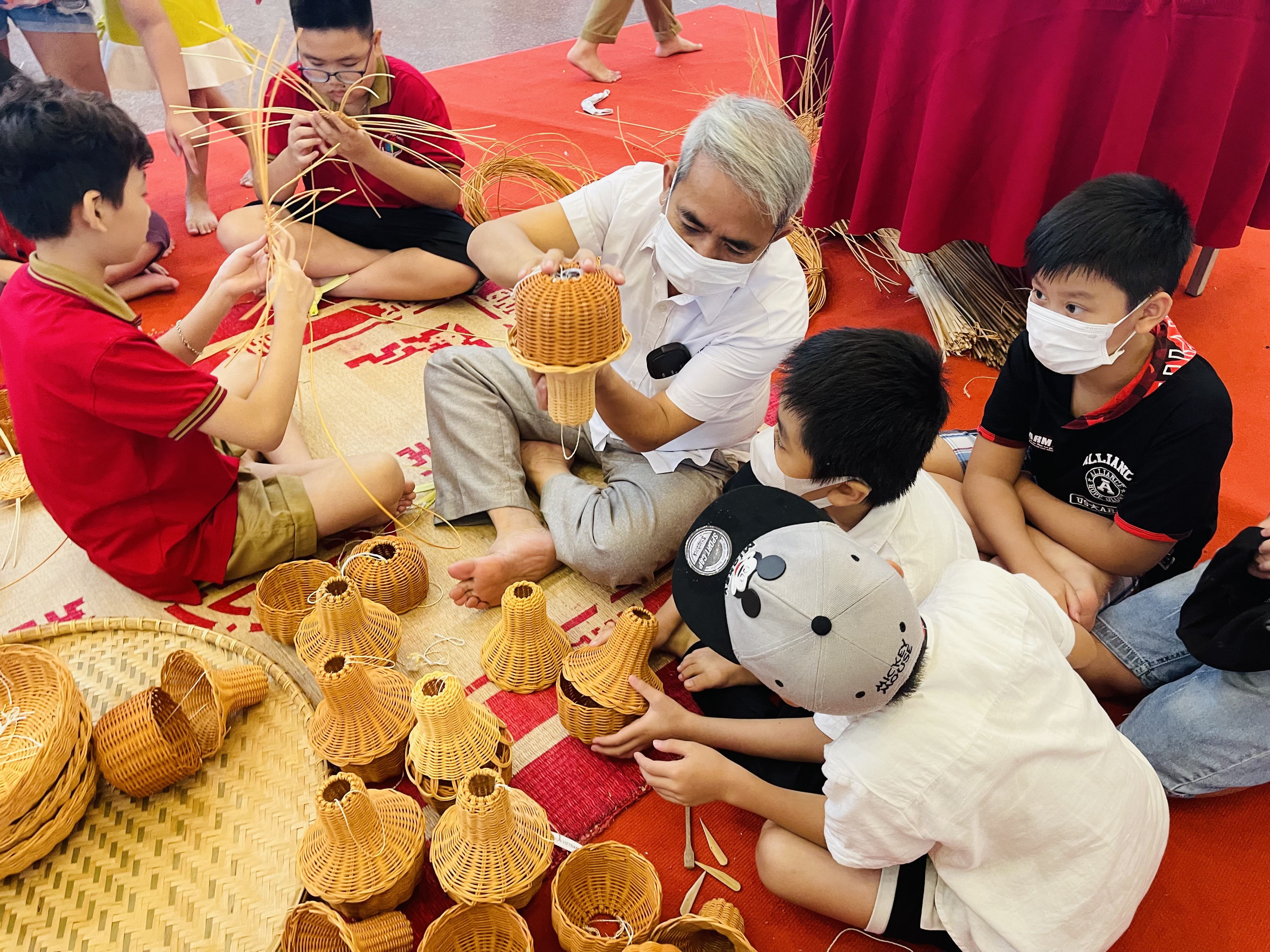 Lễ hội Trung thu tại Hà Nội: Cùng con làm tò he và đồ chơi dân gian