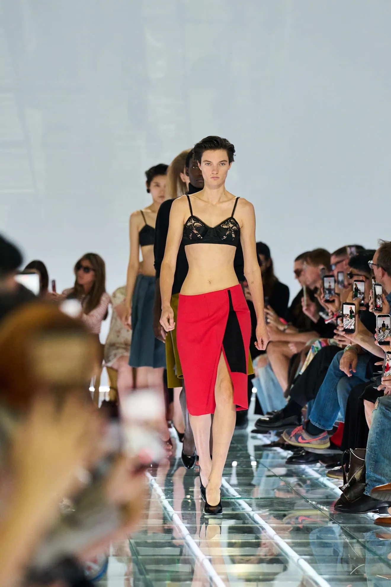 Prada Spring: Skirt Sebagai Manifesto Kebebasan