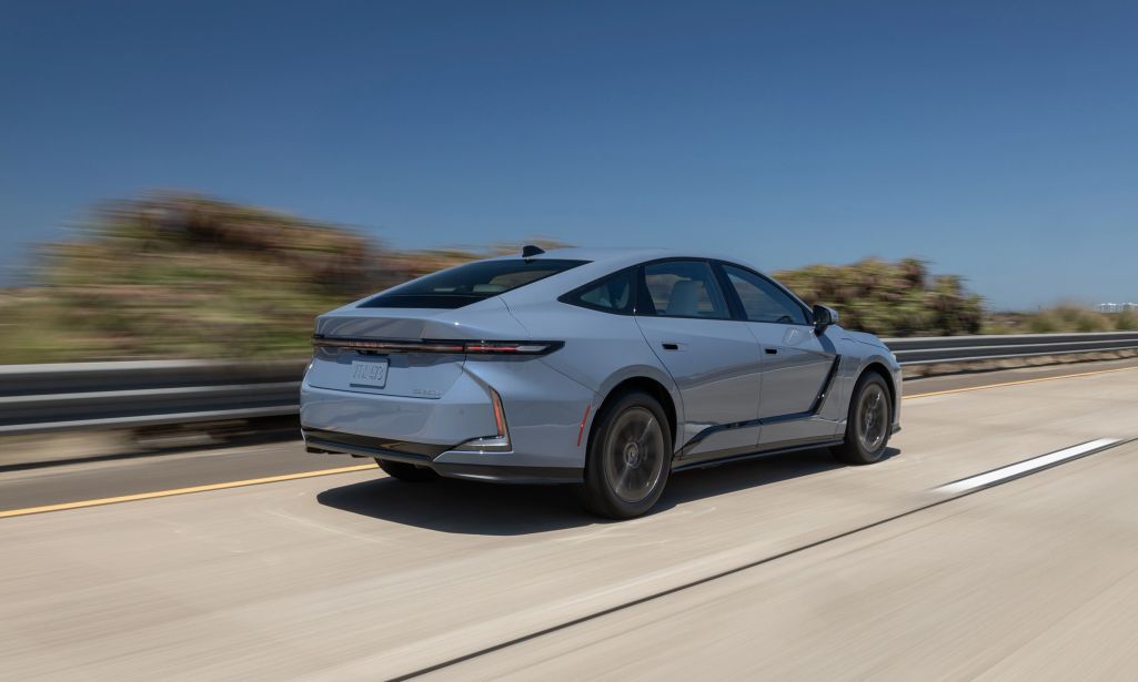 Lexus ES 500e: quân bài xe điện hạng sang gần 3 tỷ đồng