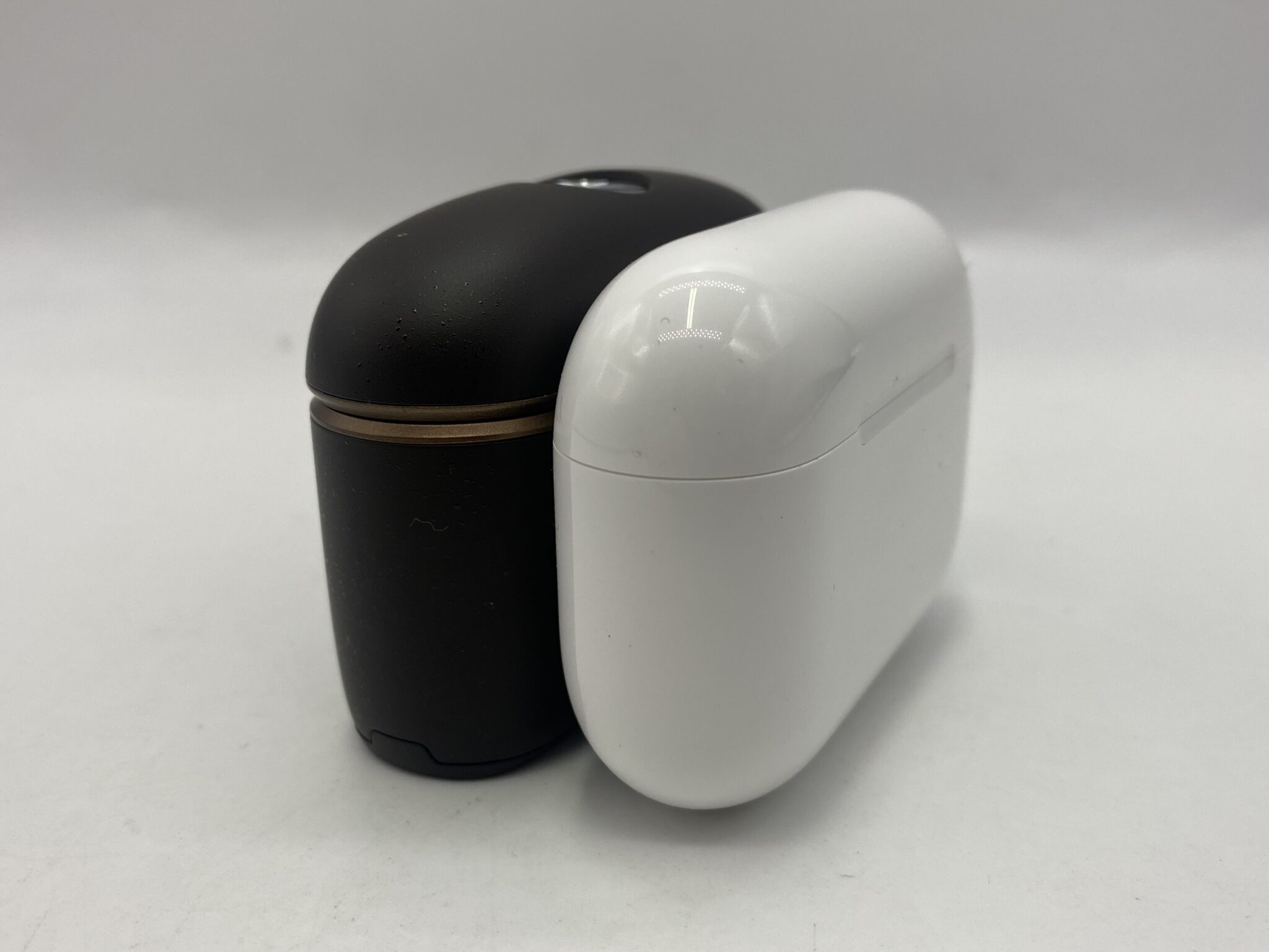 Sennheiser MOMENTUM True Wireless 5 vs AirPods Pro 3: chọn tai nghe chống ồn flagship nào cho người đi làm?