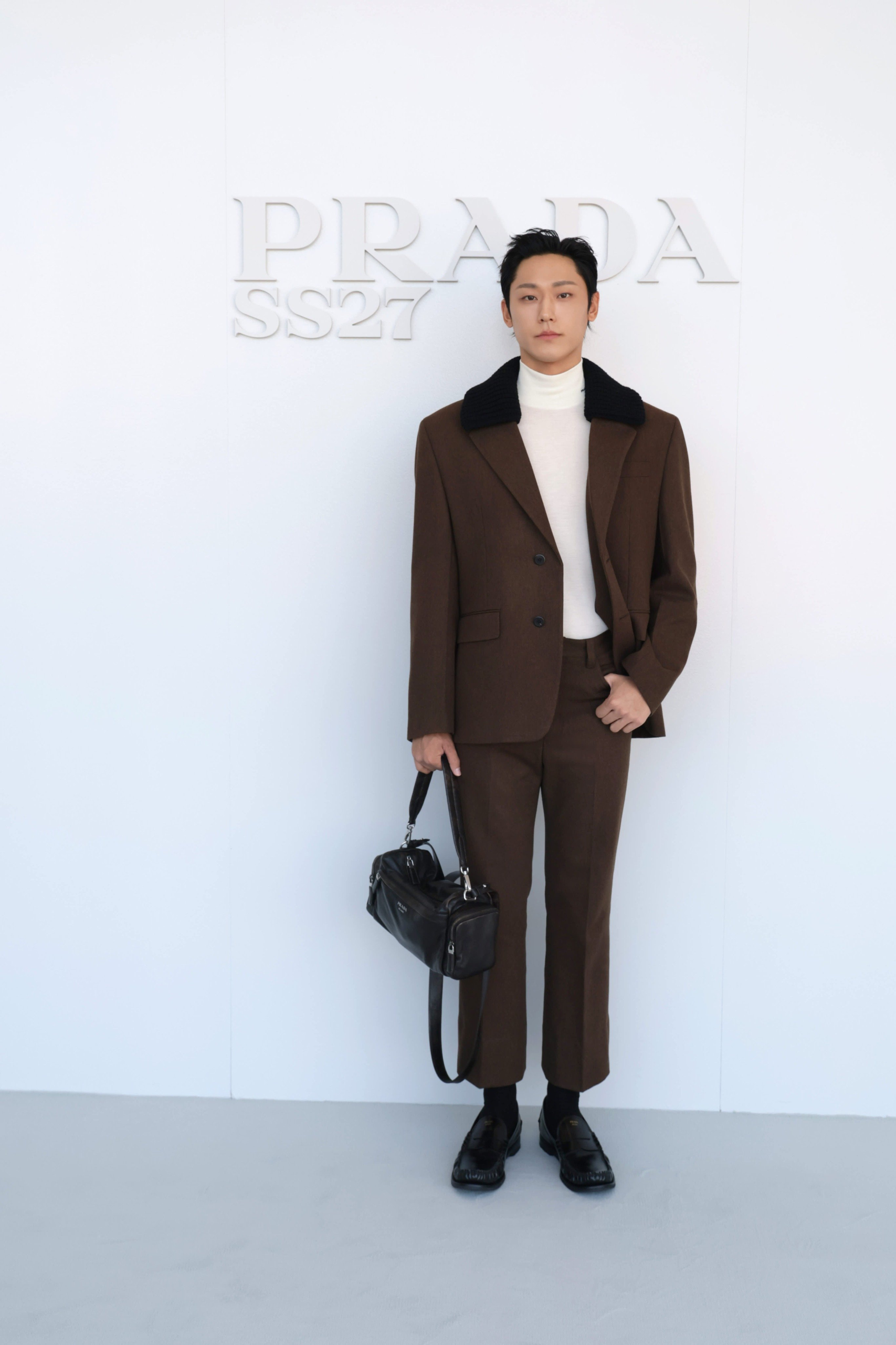 Từ tối giản đến cá nhân: cách sao quốc tế diễn giải Prada Xuân Hè