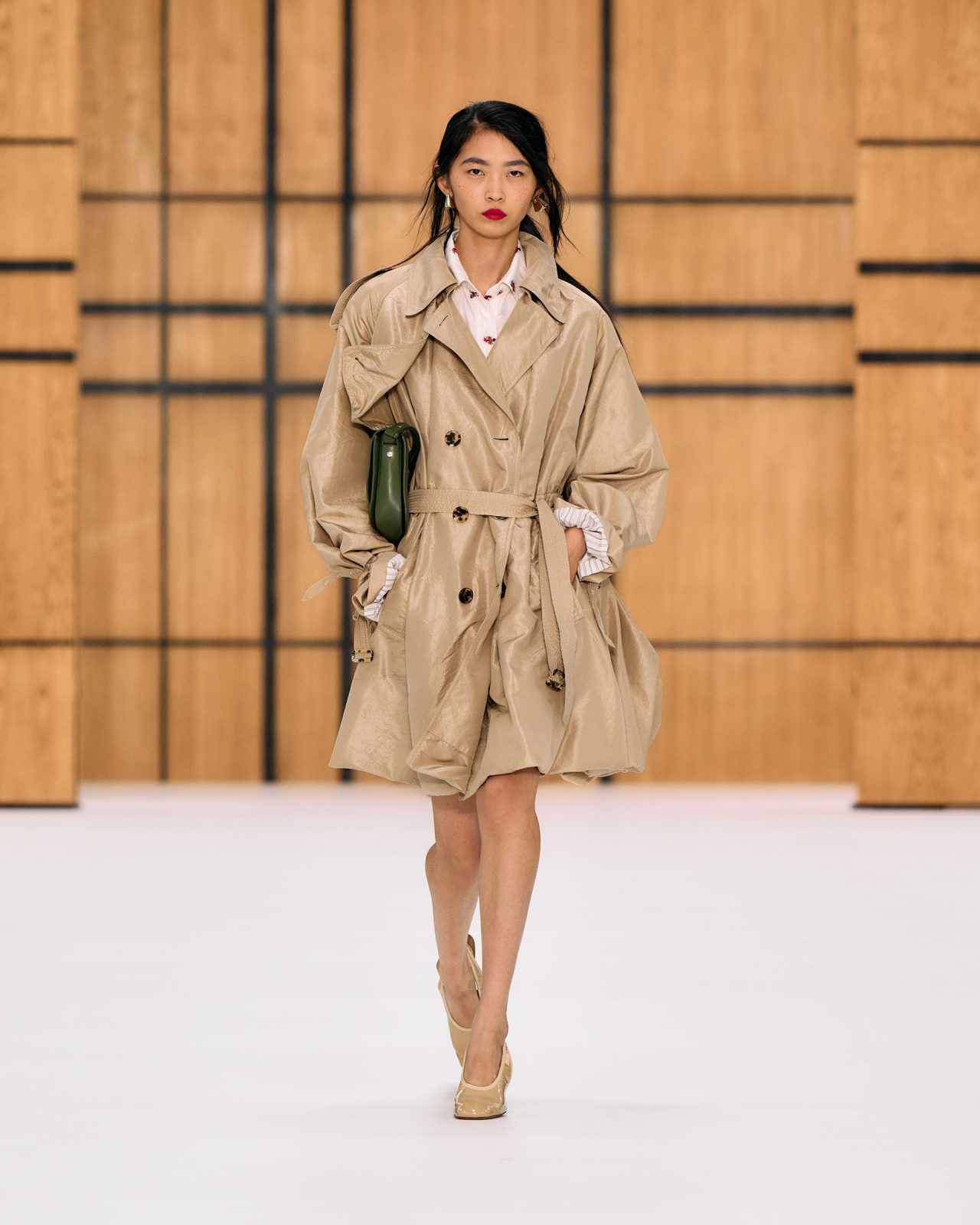 Burberry Xuân Hè: Daniel Lee tái định nghĩa họa tiết check