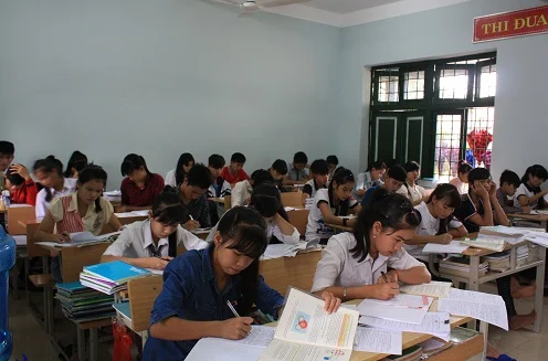 Hàng trăm học sinh lớp 10 vùng núi bỏ học: báo động và hướng ra