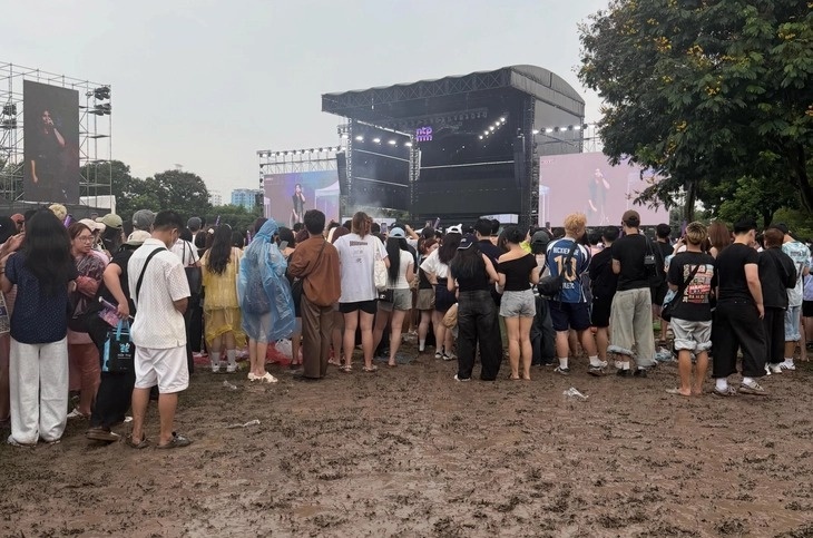 Khi quà tặng lấn át âm nhạc trong cơn sốt concert Việt