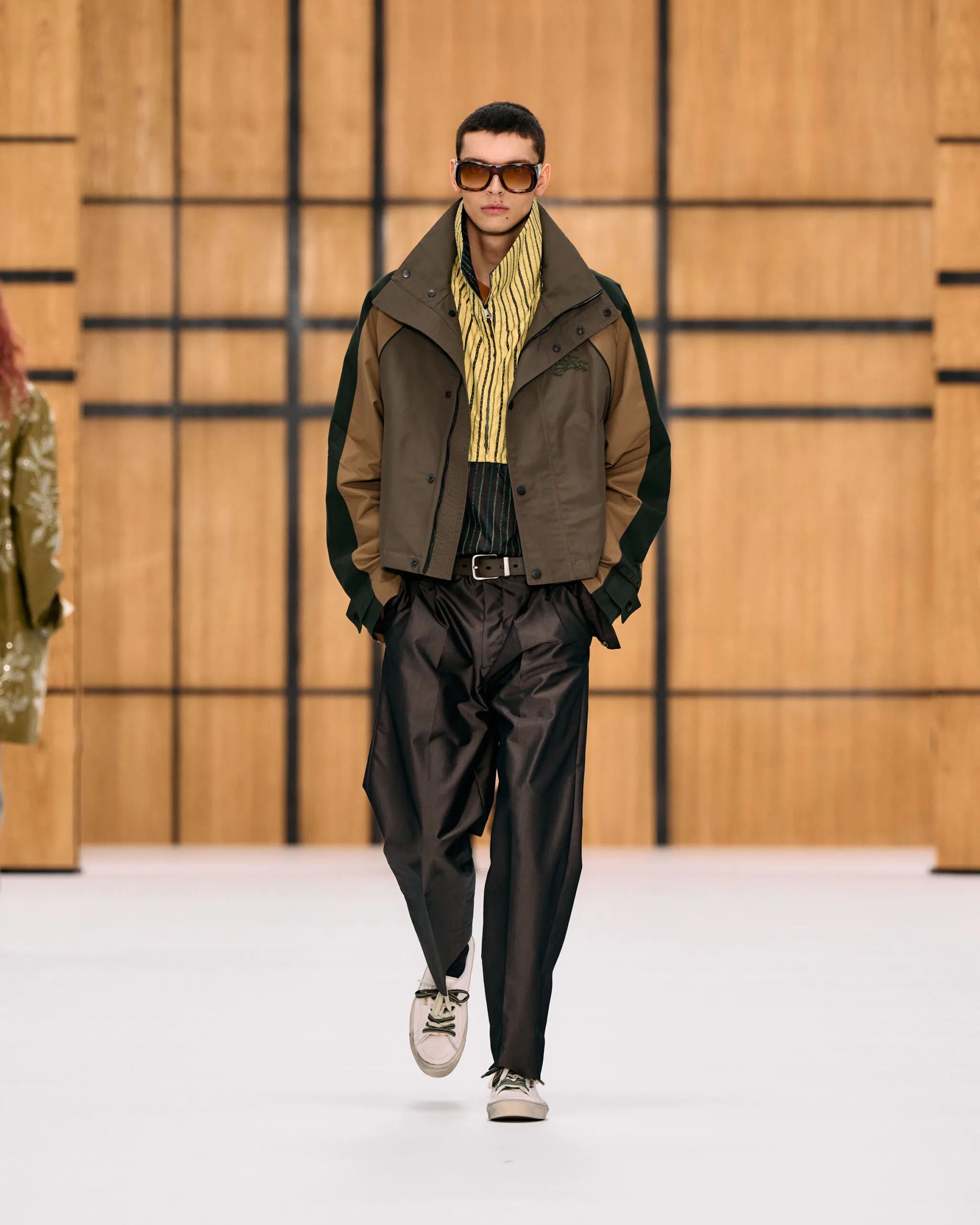 Burberry Xuân Hè: Daniel Lee Thoát Khỏi Tartan Để Chạm Vào Cảm Xúc