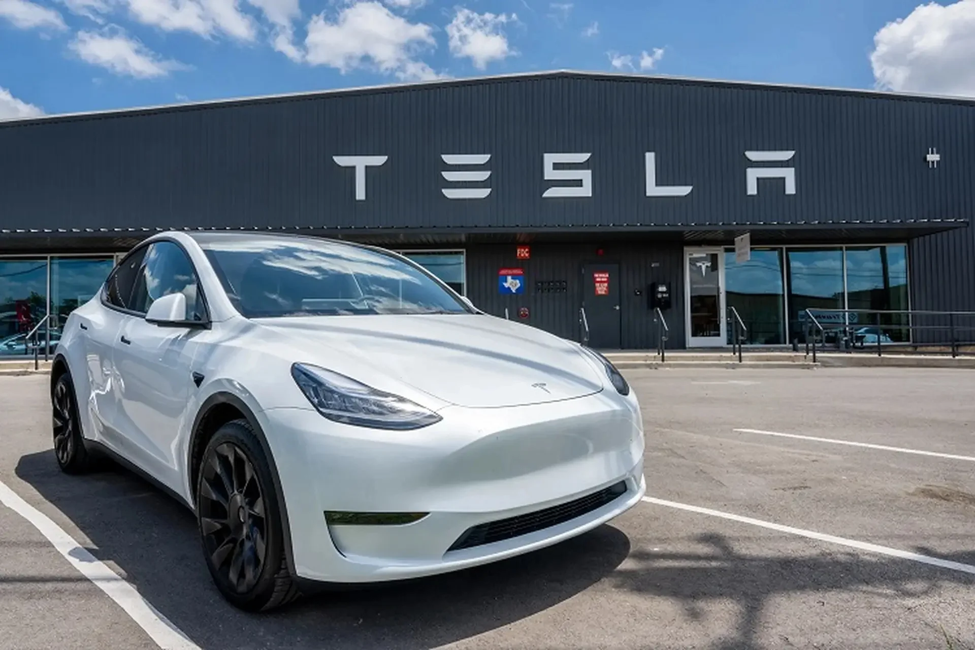 Tesla chính thức vào cuộc: VinFast sẽ giữ được lợi thế sân nhà?