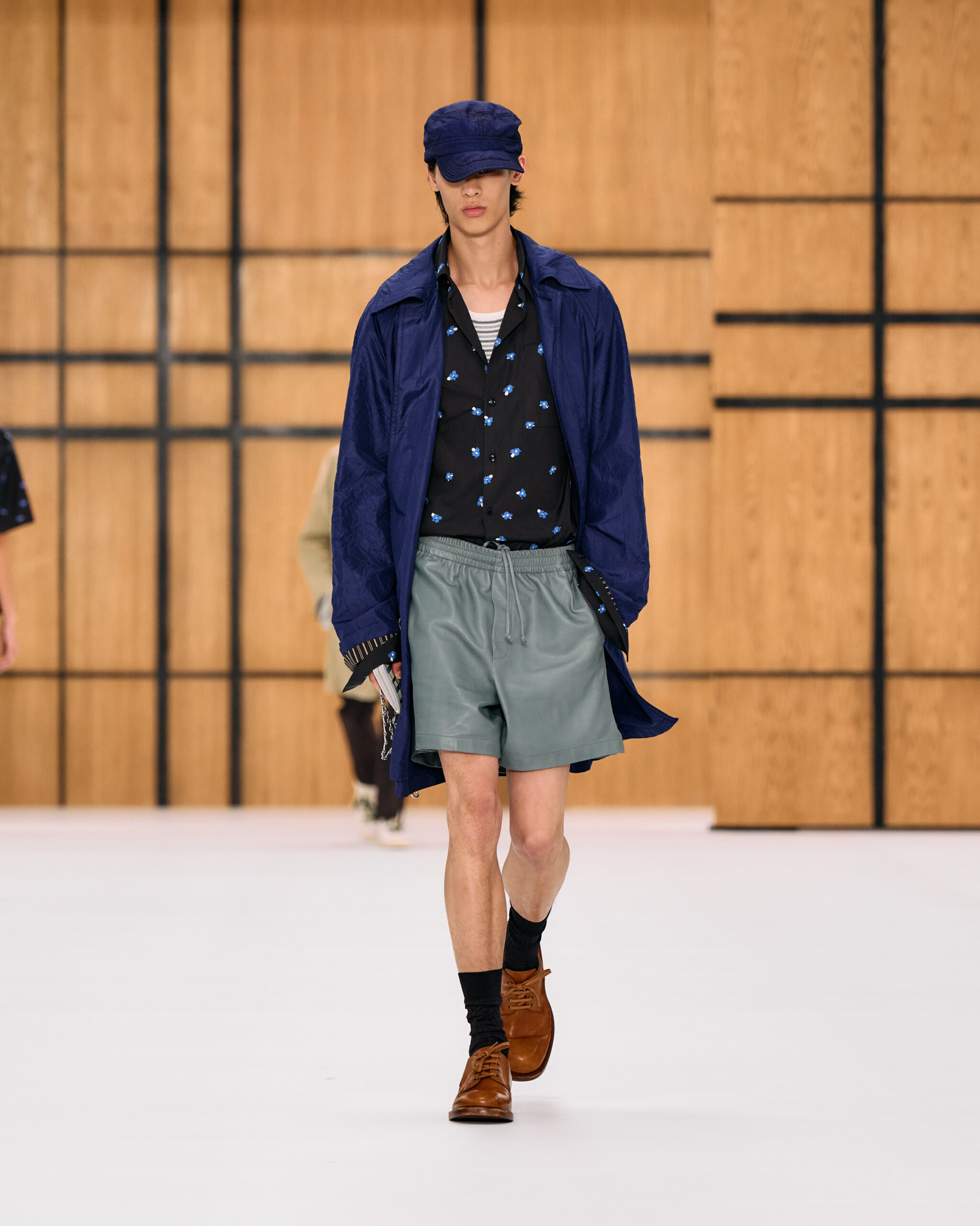 Daniel Lee tái định nghĩa Burberry: Khi kẻ sọc lùi vào nền