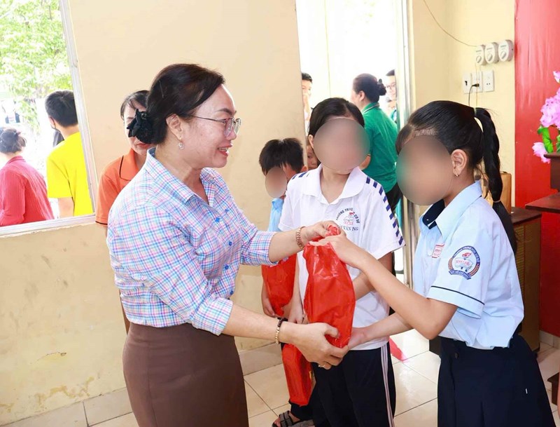 Tặng xe đạp, vở và bảo hiểm: cộng đồng tiếp sức học sinh khó khăn