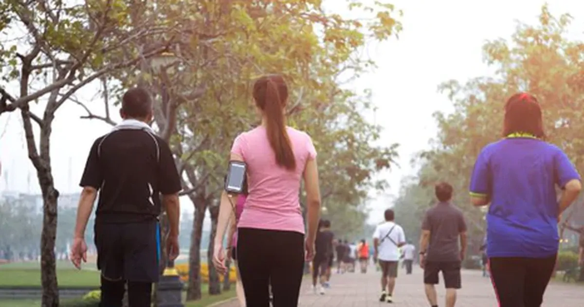 Tốc độ đi bộ nhanh ở tuổi cao: dấu hiệu bảo vệ trí nhớ