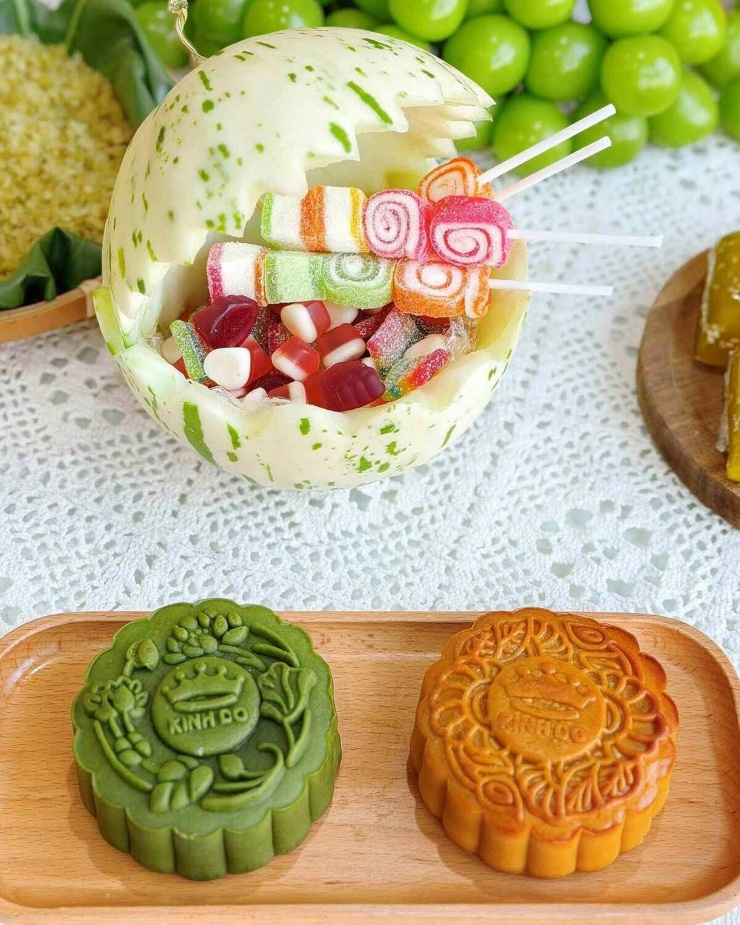 Cách phối hoa Trung thu tại nhà cho mâm cỗ ấn tượng
