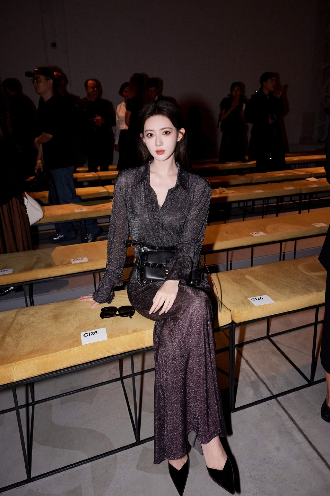 Sao Việt trên hàng ghế đầu Fendi Milan: suit trắng ngà và khí chất đường phố