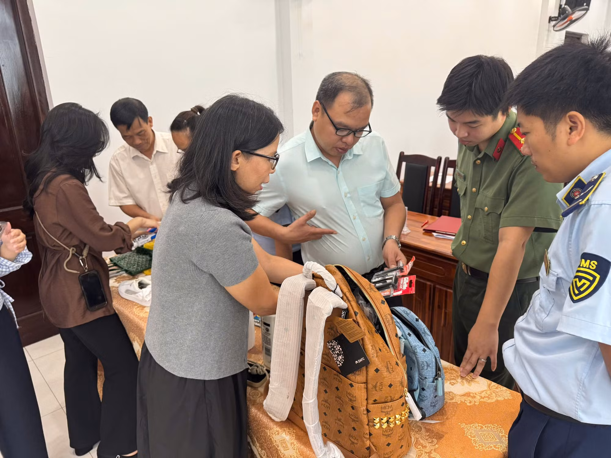 Hàng giả mỹ phẩm ngày càng tinh vi: Đừng tin vào vỏ hộp