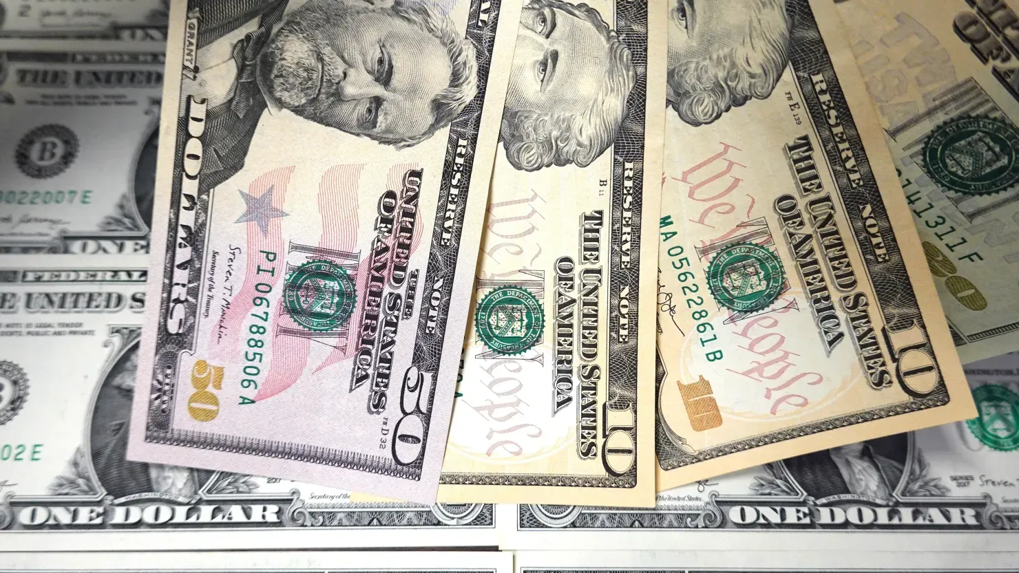 Đồng USD mạnh nhờ Fed cứng rắn và giá dầu khó lường