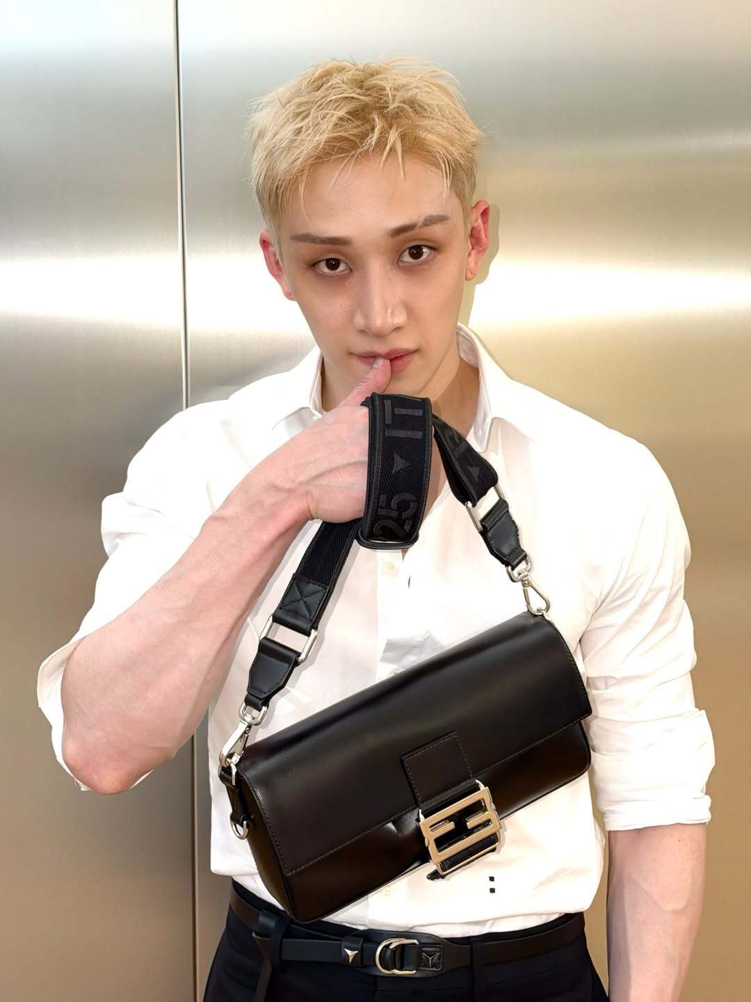 Bang Chan và Mina TWICE: khoảnh khắc IT-bag bùng nổ tại Fendi Xuân Hè