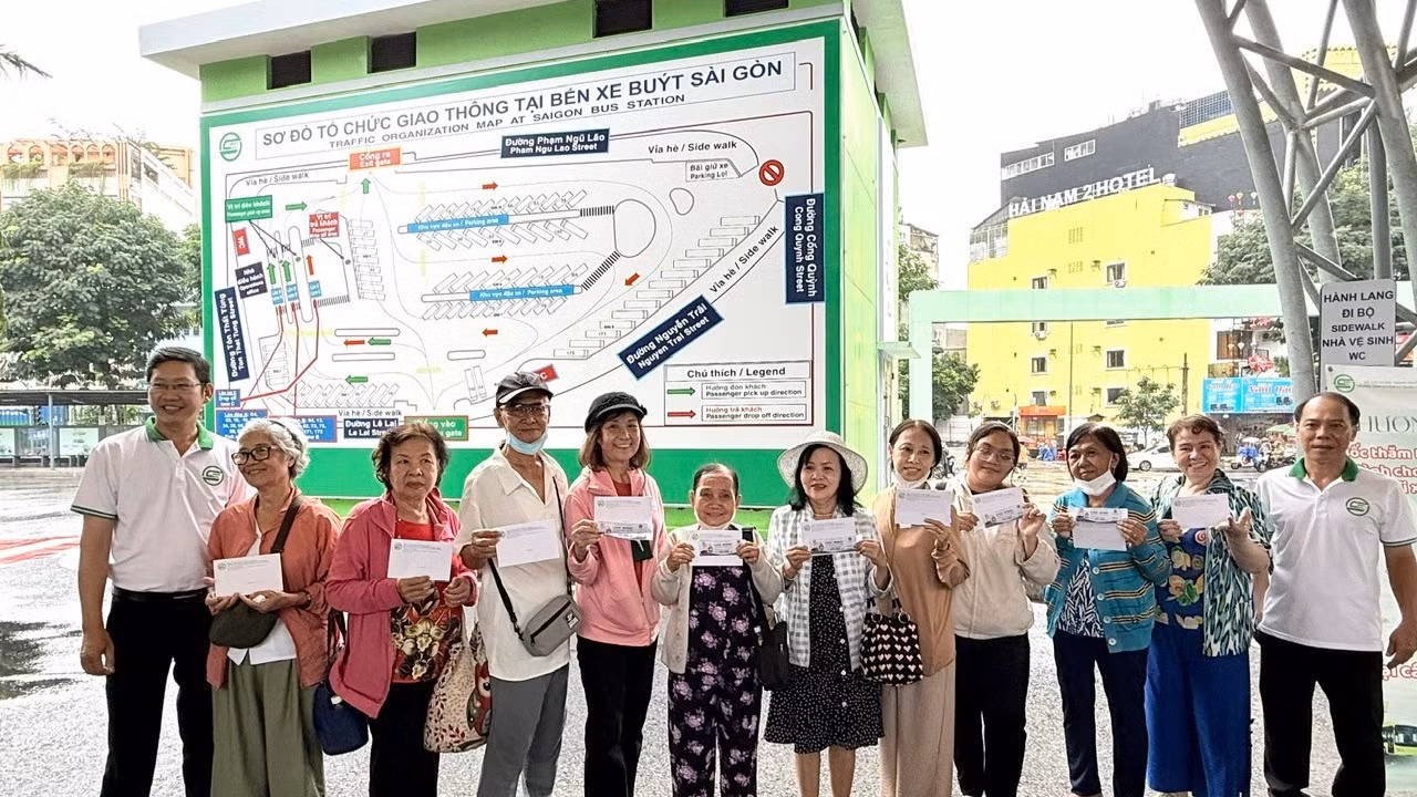 Đi xe buýt TP.HCM nhận phiếu mua hàng 500.000 đồng: Có đáng đi săn?