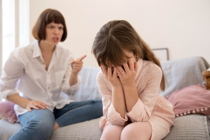 Những tác động lâu dài của lời chỉ trích cha mẹ lên nhân cách trẻ