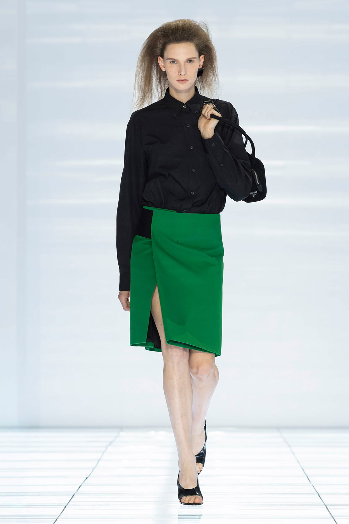 Prada Xuân Hè: Chiếc Váy Từ Phụ Kiện Thành Tuyên Ngôn