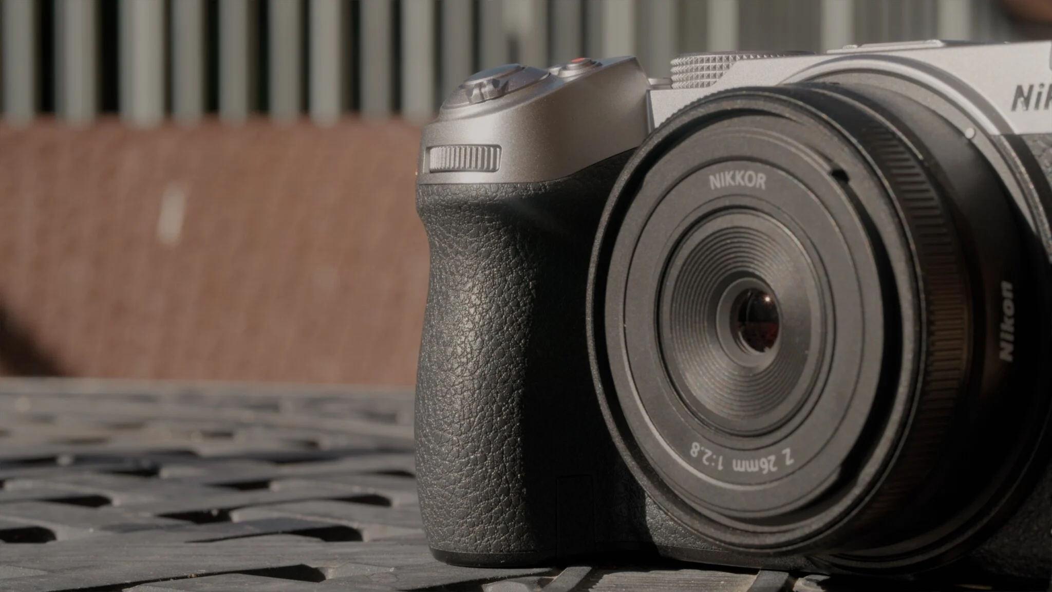Nikon Z5 IIC Không Viewfinder: Máy Ảnh Street Đáng Mua Hay Bị Lạc Lối?