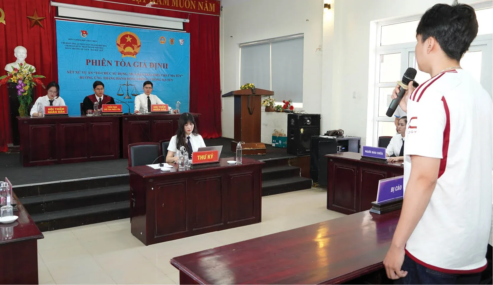 Dạy con nhận diện nguy hiểm pháp luật ngay từ tuổi teen