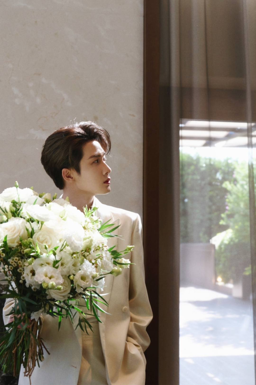 Sao Việt trên hàng ghế đầu Fendi Milan: suit trắng ngà và khí chất đường phố