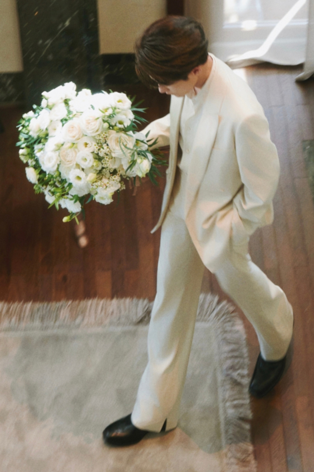 Sao Việt trên hàng ghế đầu Fendi Milan: suit trắng ngà và khí chất đường phố