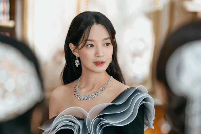 Từ webtoon tỷ lượt xem đến Disney+: ‘Nữ hoàng tái hôn’ định nghĩa lại chuyển thể fantasy lãng mạn