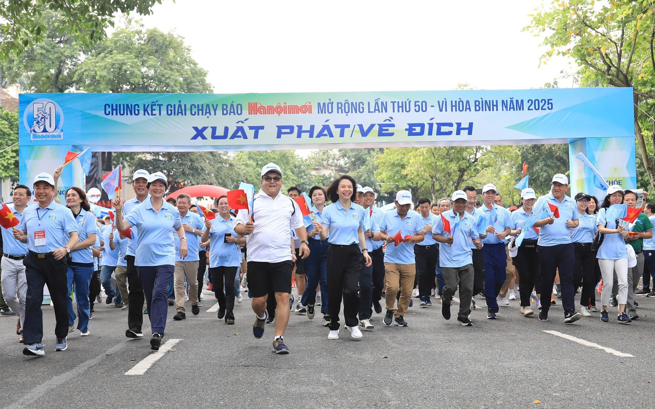 Chung kết Giải chạy Báo Hà Nội Mới: Hơn 5.000 bước chạy vì hòa bình bên Hồ Hoàn Kiếm