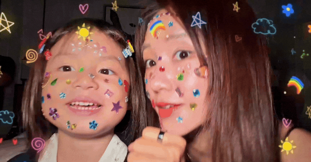 Từ mặt đến điện thoại: cơn sốt đính đá lấp lánh của sao Việt và Gen Z