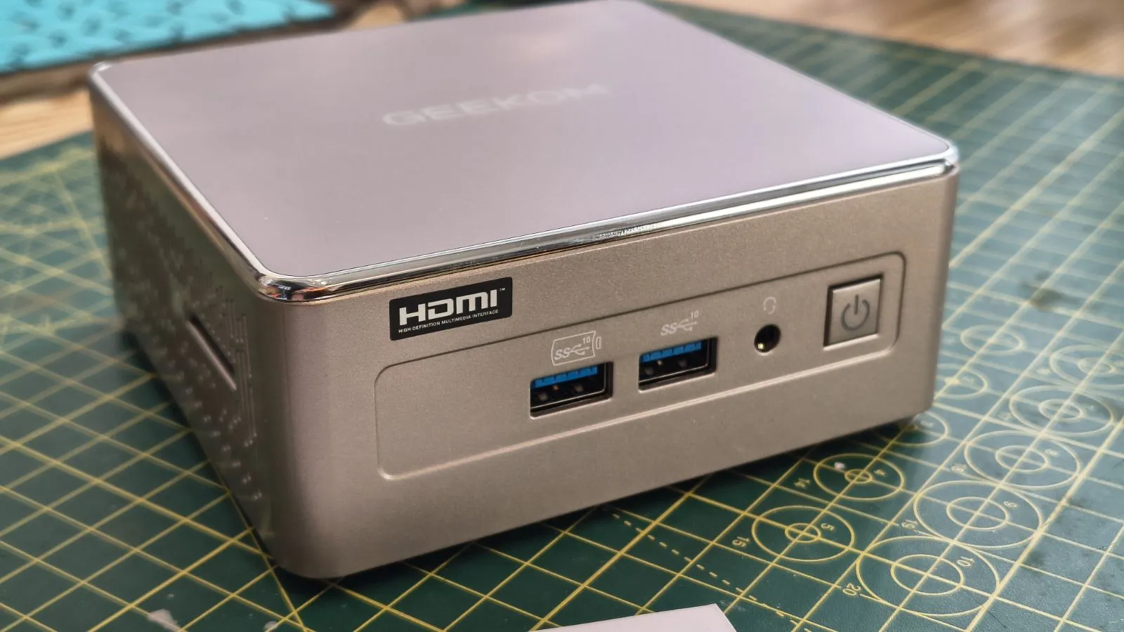 GMKtec M8 và Geekom A5 2027: deal mini PC văn phòng đáng mua?