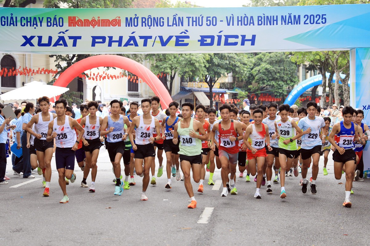 Chung kết Giải chạy Báo Hà Nội Mới: Hơn 5.000 bước chạy vì hòa bình bên Hồ Hoàn Kiếm