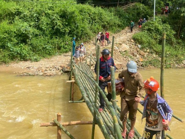 Khi sạt lở đe dọa học tập: địa phương mở đường tạm cứu quyền đến trường