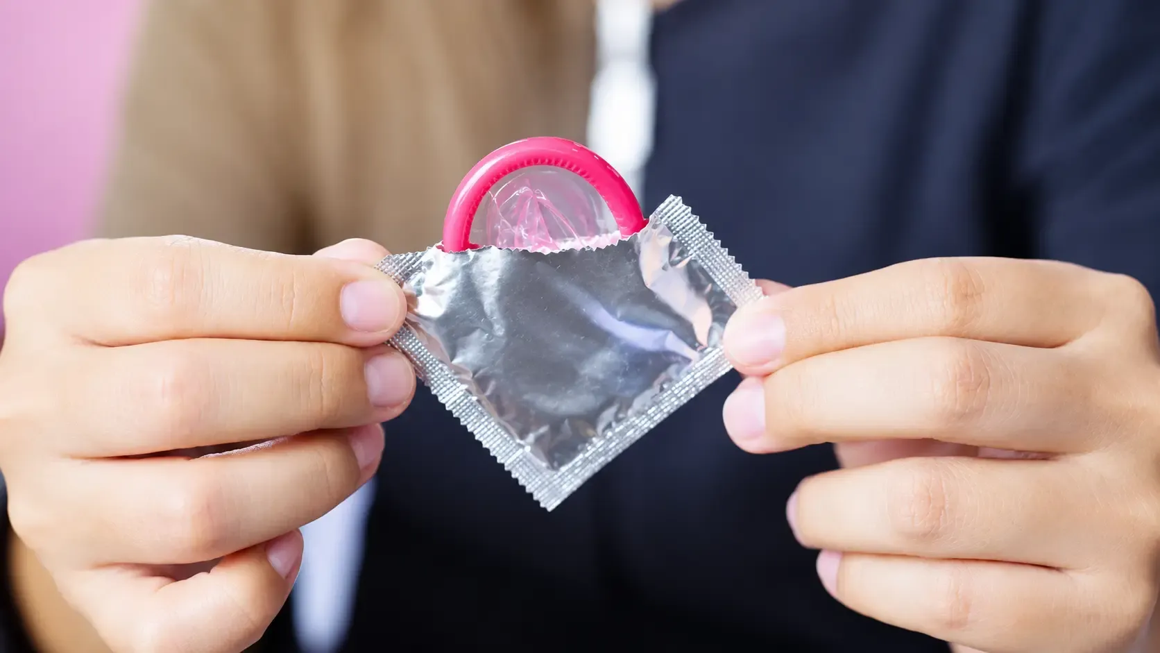 Cách sử dụng bao cao su đúng cách để phòng ngừa HIV