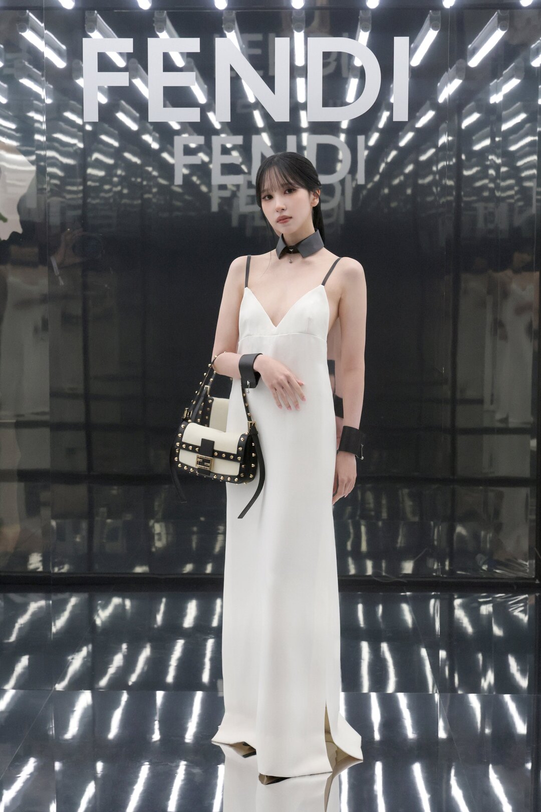 Bang Chan và Mina TWICE: khoảnh khắc IT-bag bùng nổ tại Fendi Xuân Hè