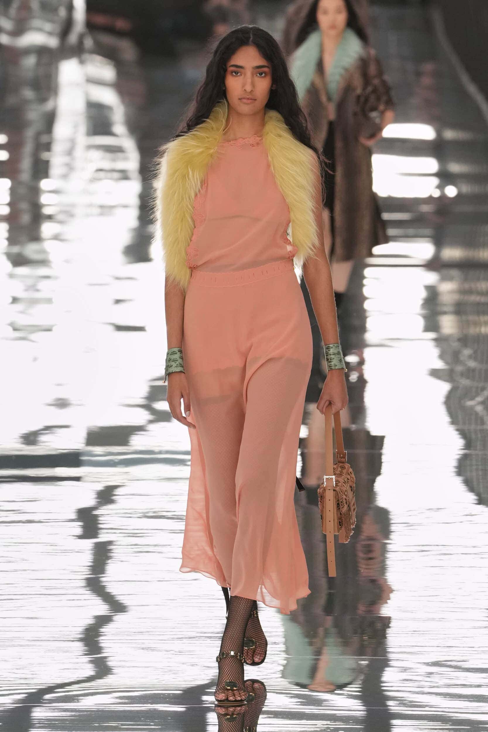 Bagaimana Koleksi Musim Semi Fendi Memutus Rantai Peraturan Fesyen