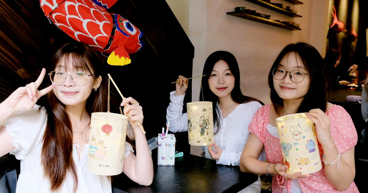 Workshop làm lồng đèn Trung thu hoa tươi: truyền thống trong chiếc ly cà phê