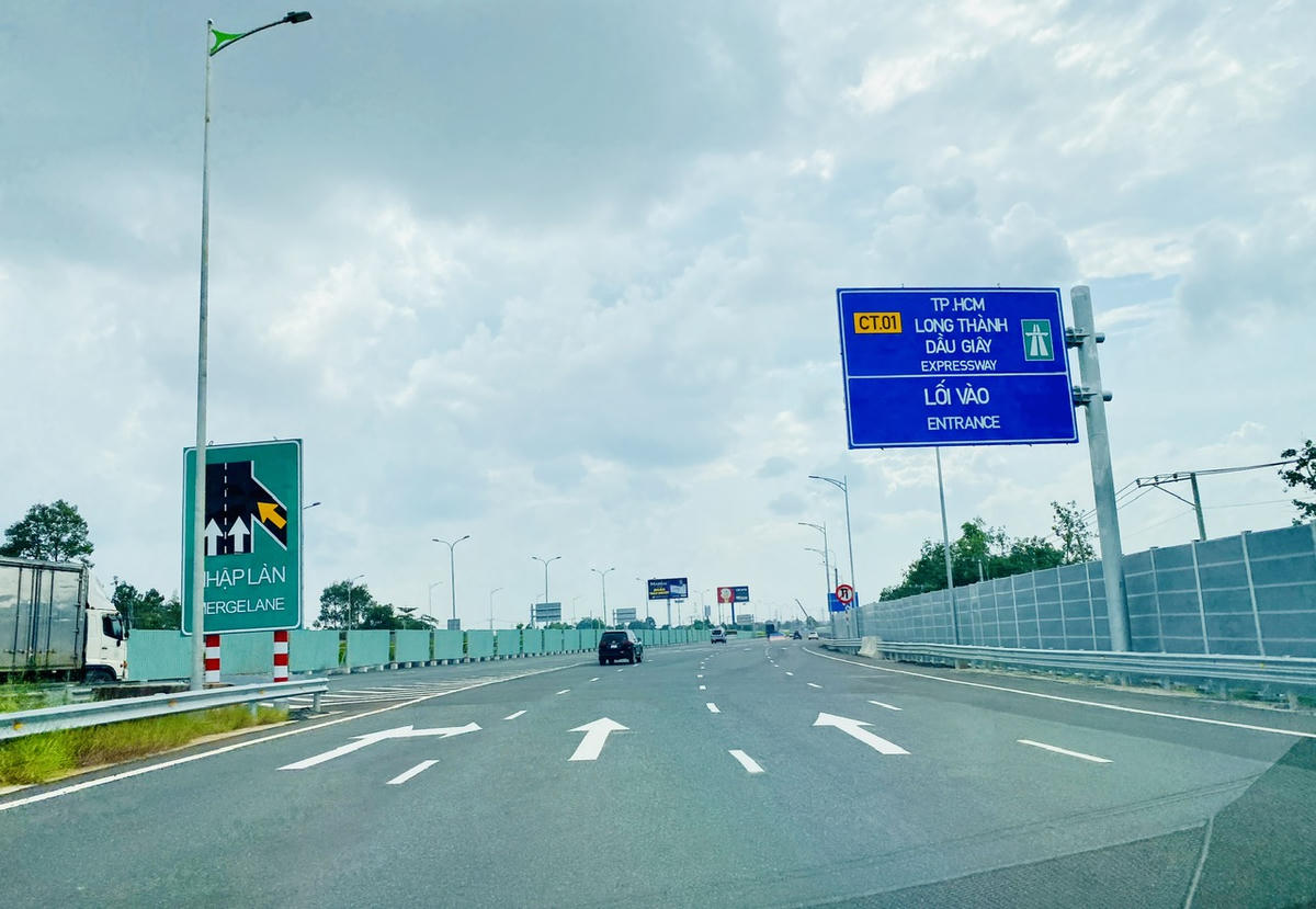 Hơn 400 vết nứt và 13 km thiếu biển báo: cao tốc Bến Lức - Long Thành có sẵn sàng thông xe?