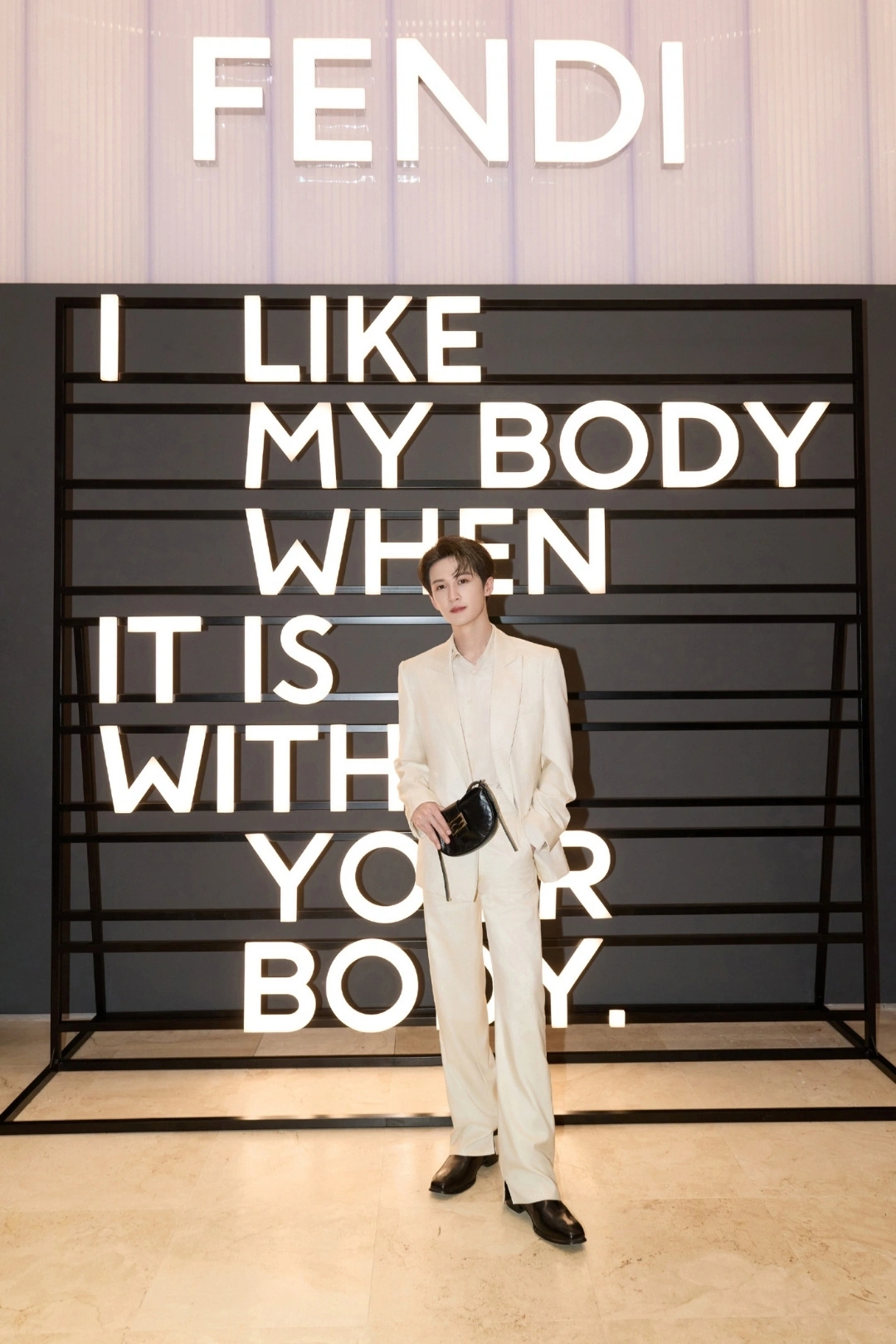 Sao Việt trên hàng ghế đầu Fendi Milan: suit trắng ngà và khí chất đường phố