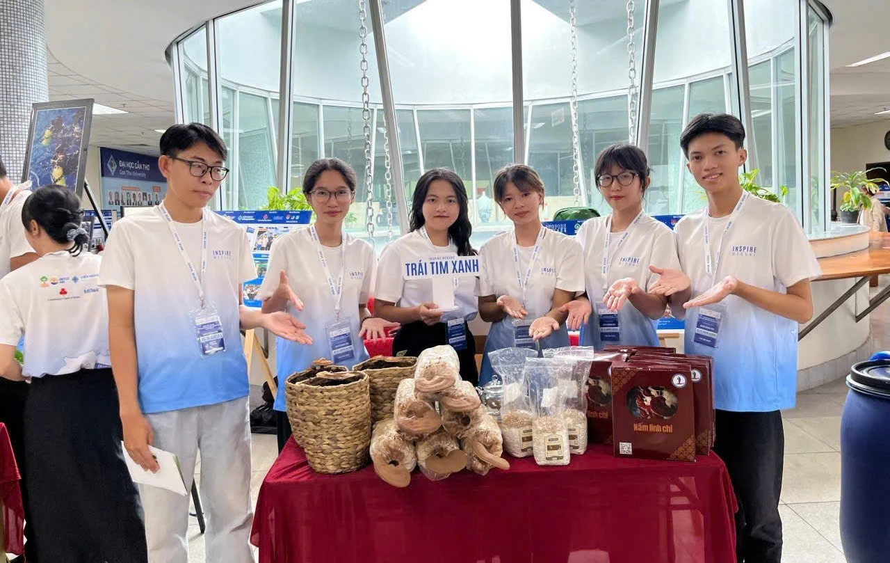Sinh viên Việt biến phụ phẩm thành giải pháp AI nông nghiệp