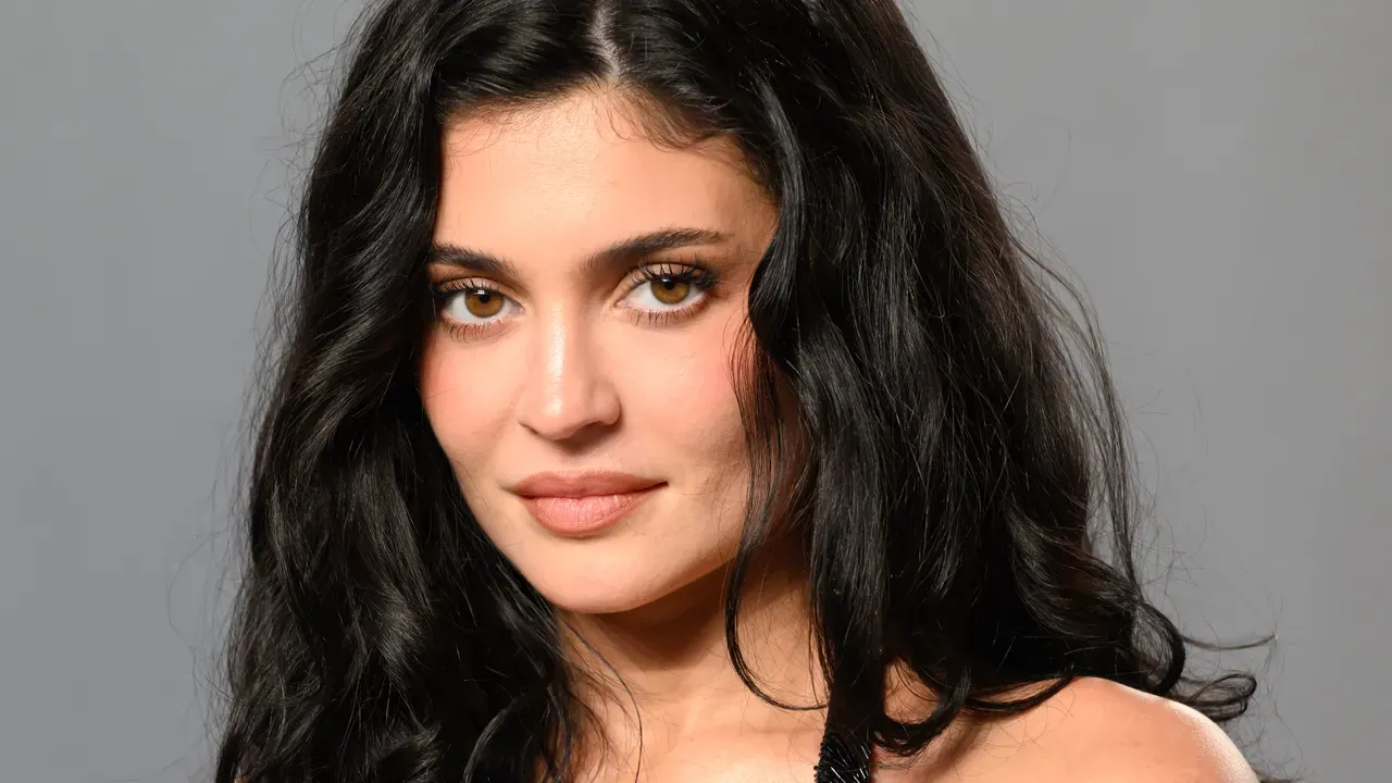 Kylie Jenner, Kim Kardashian và cuộc cách mạng tái sử dụng váy Versace vintage
