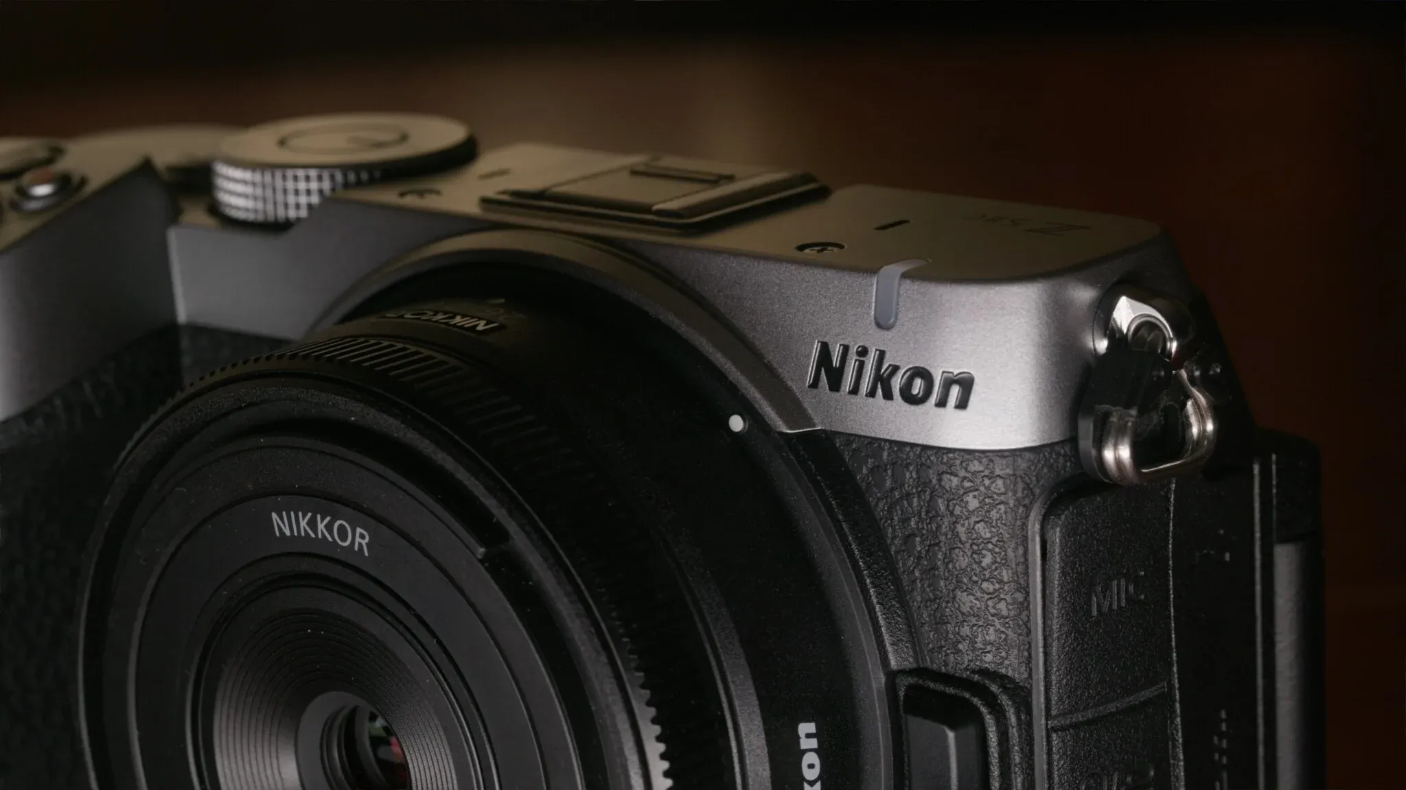 Nikon Z5 IIC Không Viewfinder: Máy Ảnh Street Đáng Mua Hay Bị Lạc Lối?