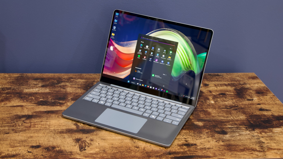 Surface Laptop 13 và Surface Pro 12 với Snapdragon X2 Plus: mạnh hơn nhưng cũng “chát” hơn