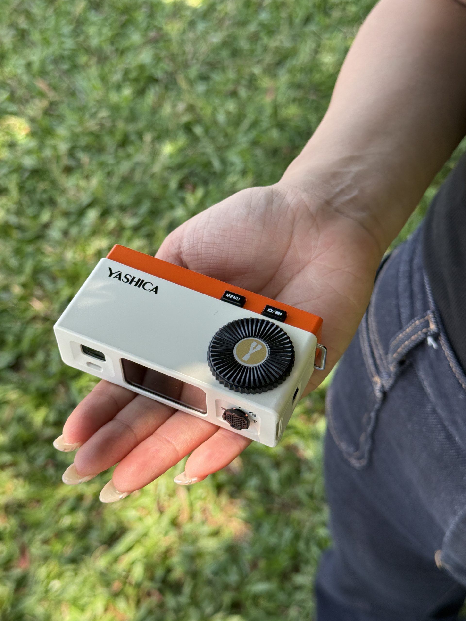 Ricoh GR IV 30th Anniversary Edition và Yashica Y16: Di sản trong kỷ nguyên retro số