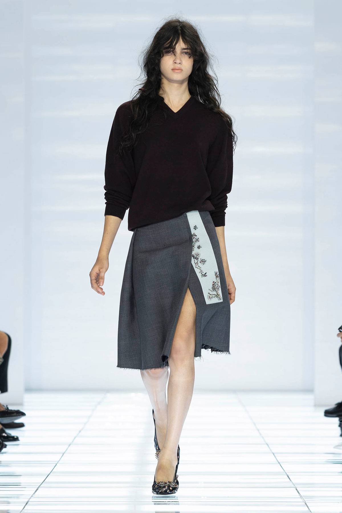 Prada Xuân Hè: Chiếc Váy Từ Phụ Kiện Thành Tuyên Ngôn