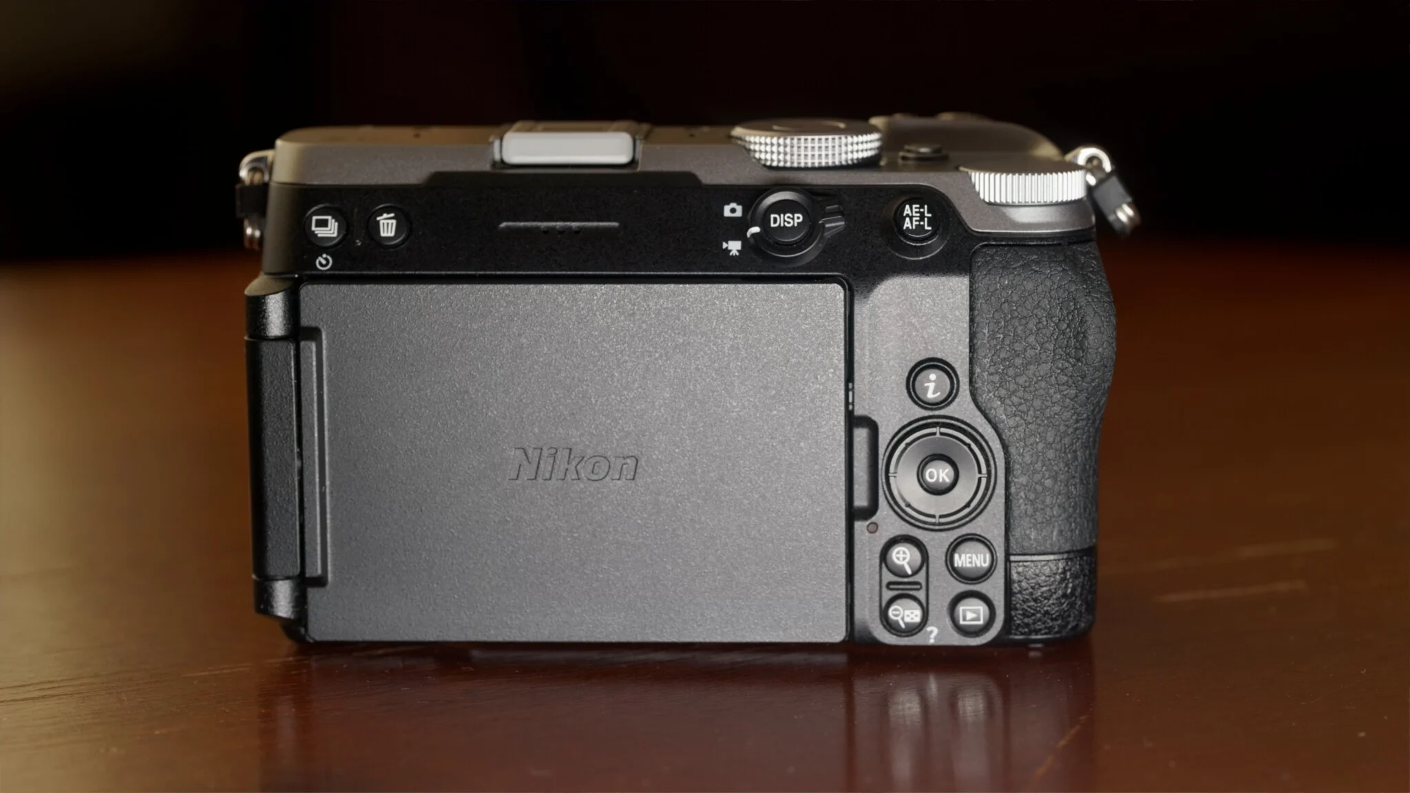 Nikon Z5 IIC Không Viewfinder: Máy Ảnh Street Đáng Mua Hay Bị Lạc Lối?