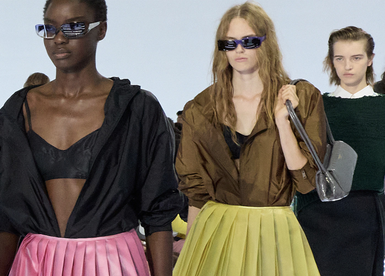 Dua Kutub Gaya Mewah: Rok Prada vs Cetak Cavalli