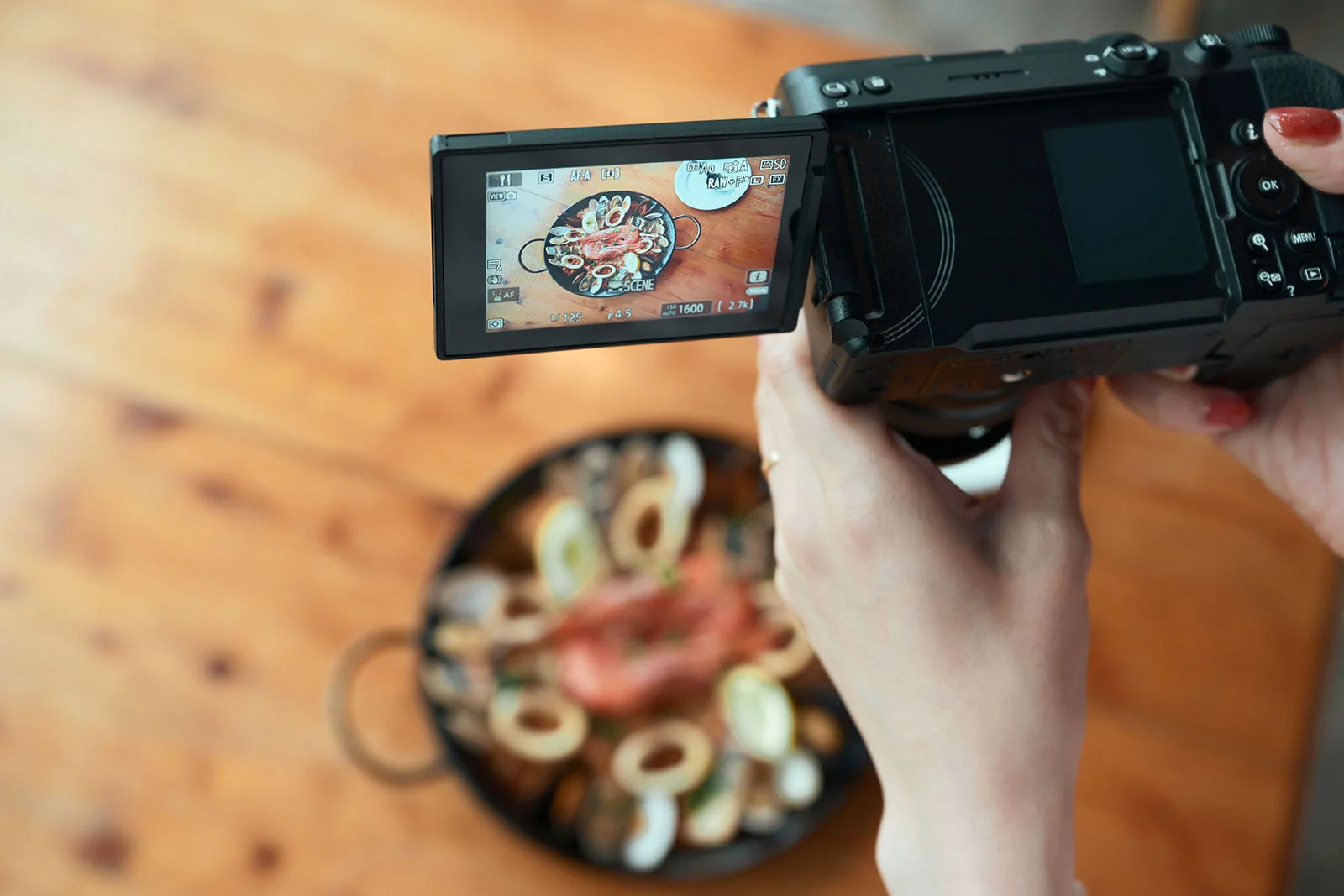 Nikon Z5IIC: Máy Ảnh Full-Frame Creator Giá Rẻ Bằng Cách Bớt Tính Năng