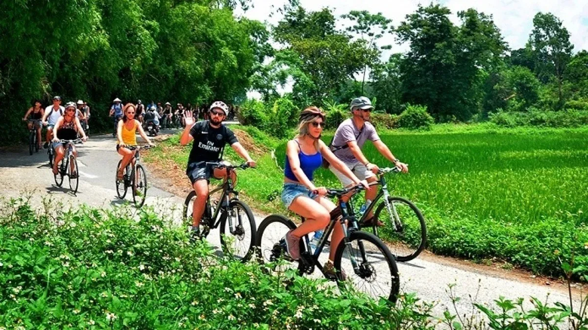 Khi du lịch toàn cầu chậm lại, vì sao Việt Nam vẫn tăng hai con số?