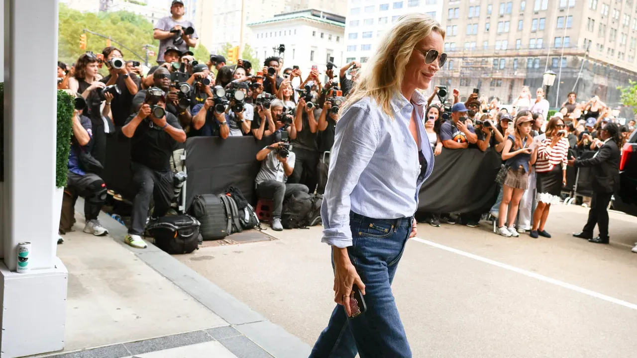 Mom Jeans Và Phối Đồ Denim Retro Theo Cách Hiện Đại