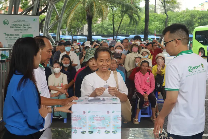 Đi xe buýt TP.HCM nhận phiếu mua hàng 500.000 đồng: Có đáng đi săn?